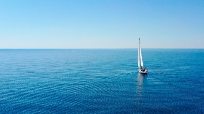 A sailing boat in the middle of an ocean